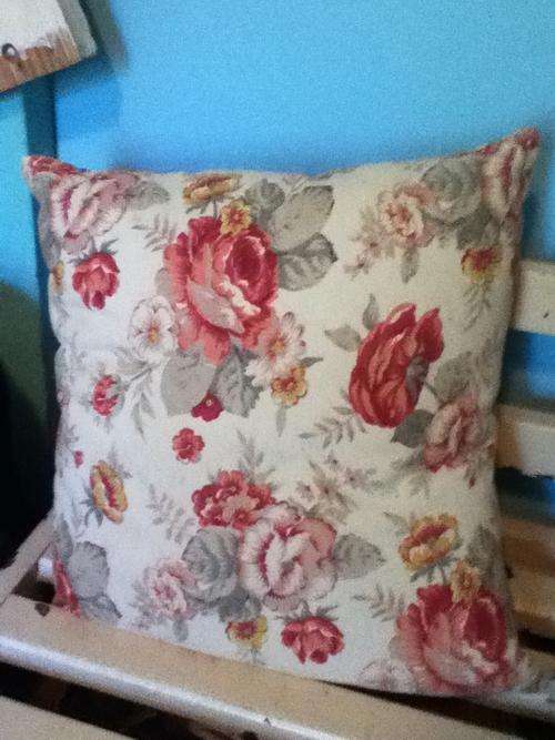 BRAMBLE ROSE SCATTER CUSHIONS WITH INNERS