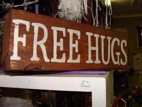 SHABBY SIGN FREE HUGS **FREE POSTAGE TOO**