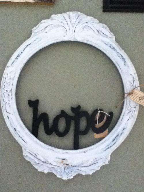 SHABBY ROUND FRAME (RESIN?) WORD NOT INCL - ReduceD TO CLEAR!!