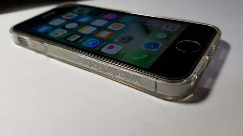Apple iPhone SE 16GB + Bodyglove Cover