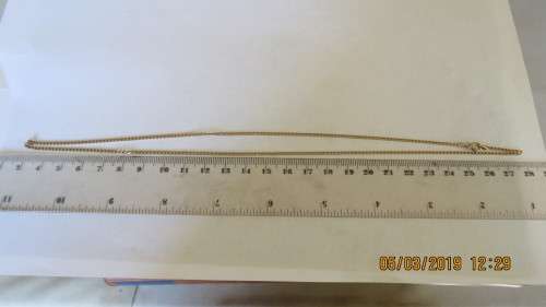 9ct gold chain, 2.6 grams, 50cm in length, clasps stick a bit, as per photo