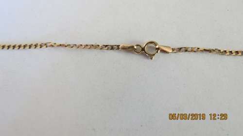 9ct gold chain, 2.6 grams, 50cm in length, clasps stick a bit, as per photo