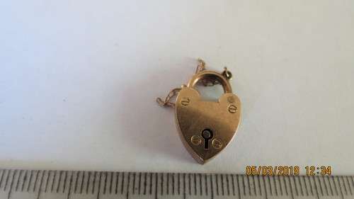 9ct gold lock, 2.6grams, 2cm in length, as per photo