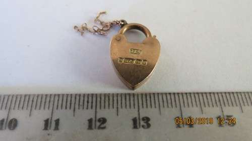 9ct gold lock, 2.6grams, 2cm in length, as per photo