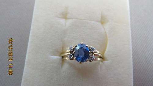 diamond and saphire gold ring, 3.1 grams, 18mm diamonds, as per photo