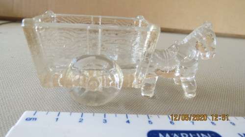 glass horse and cart ornament, 10cm long, as per photo