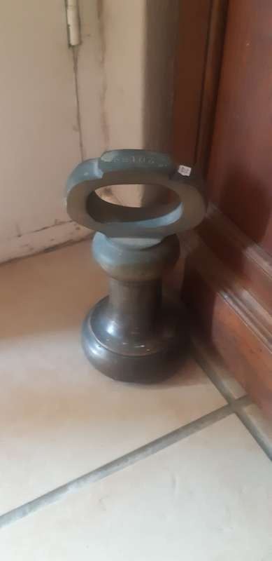 Large 20 poun brass weight, in very good condition, 22cm high, 12cm diameter, as per photo