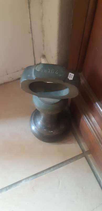 Large 20 poun brass weight, in very good condition, 22cm high, 12cm diameter, as per photo