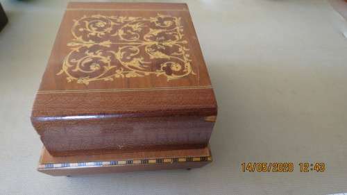 beautiful inlay cigarette case with music box, made in Capri, as per photo