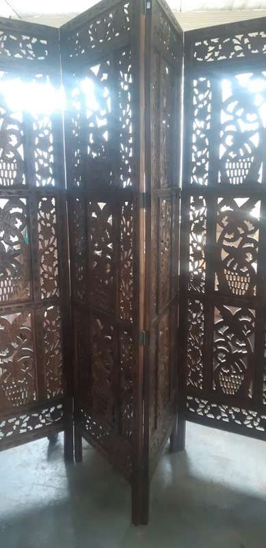 Very attractive 4 panel carved screen,....................as per photo's