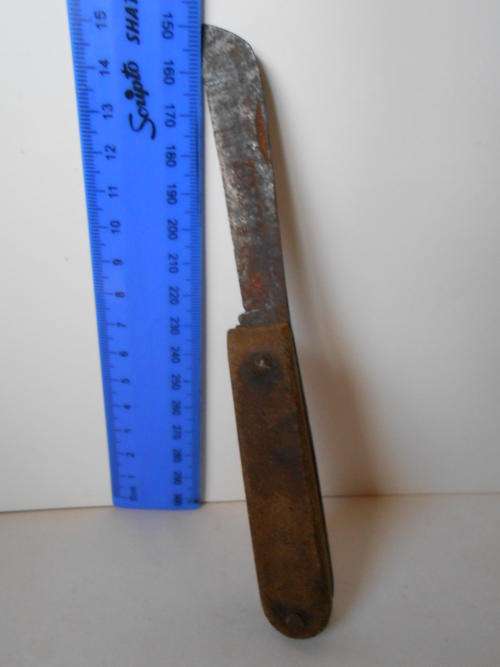Best pocket knife, needs cleaning up, sold as is, as per photo