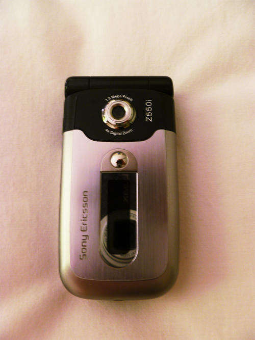 Sony Ericsson Z550i Clamshell Phone with Hands Free kit earphones! In original box with manuals!