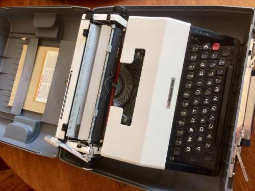 Typewriter, Underwood 450, MINT Condition