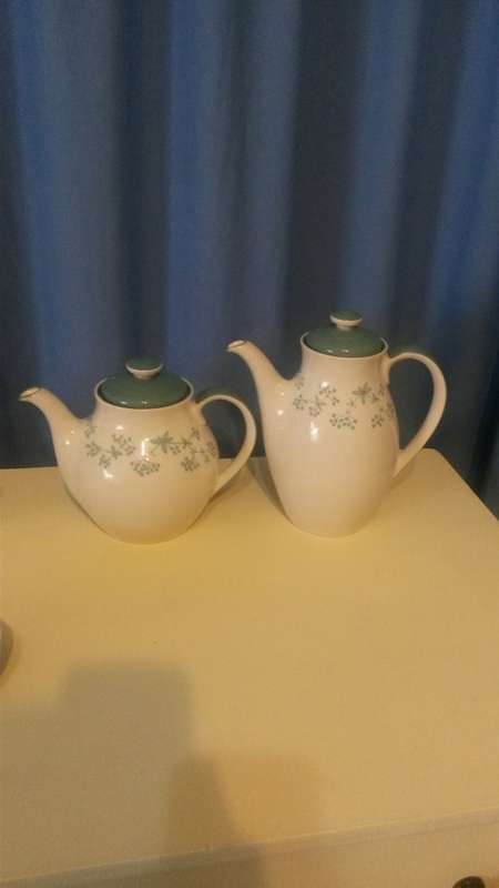 ROYAL DOULTON QUEENSLACE  (D6447)  75 pieces tea and dinner set