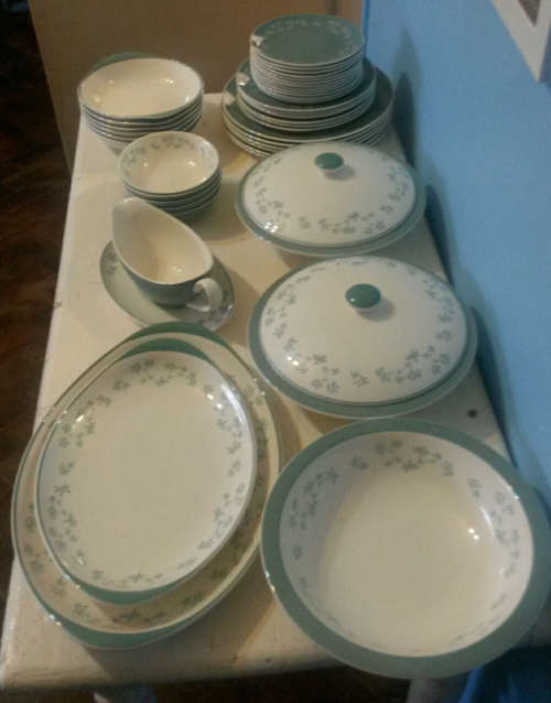 ROYAL DOULTON QUEENSLACE  (D6447)  75 pieces tea and dinner set