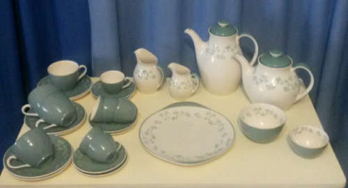 ROYAL DOULTON QUEENSLACE  (D6447)  75 pieces tea and dinner set