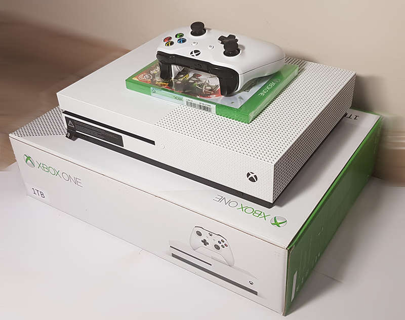 Microsoft Xbox One S 1TB console + Game + Fortnite (preloaded) or Apex Legends - 4K UHD Video Stream