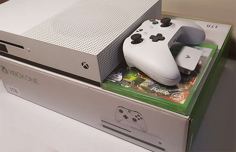 Microsoft Xbox One S 1TB console + Game + Fortnite (preloaded) or Apex Legends - 4K UHD Video Stream