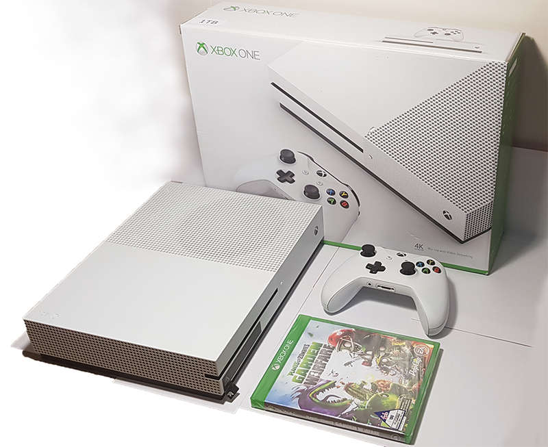 Microsoft Xbox One S 1TB console + Game + Fortnite (preloaded) or Apex Legends - 4K UHD Video Stream