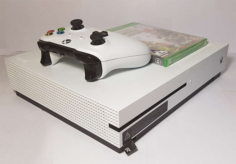 Microsoft Xbox One S 1TB console + Game + Fortnite (preloaded) or Apex Legends - 4K UHD Video Stream