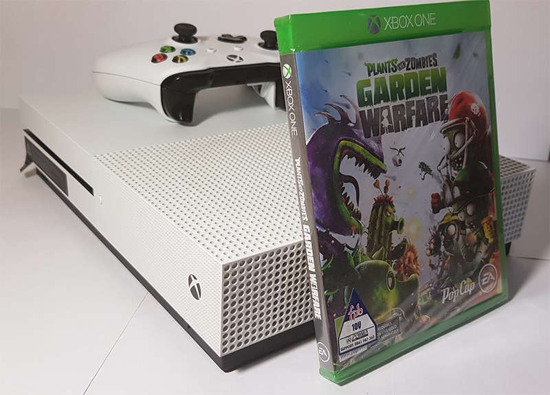 Microsoft Xbox One S 1TB console + Game + Fortnite (preloaded) or Apex Legends - 4K UHD Video Stream