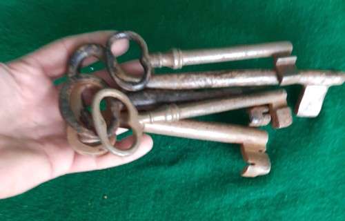 FIVE LARGE ANTIQUE SKELETON KEYS