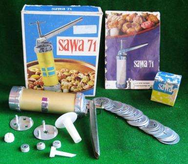 VINTAGE "SAWA 71-MADE IN SWEDEN"CAKE DECORATING SET IN ITS ORIGINAL BOX