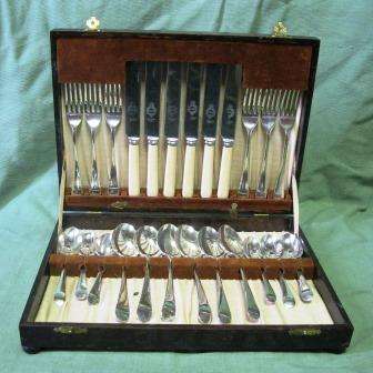 VINTAGE (EPNS) SILVER PLATED 24 PIECE CUTLERY SET IN ITS ORIGINAL WOODEN PRESENTATION BOX