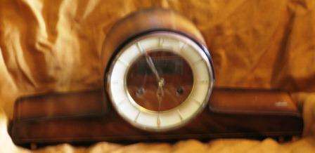 RETRO 1970S GERMAN MANTEL CLOCK IN PERFECT WORKING CONDITION