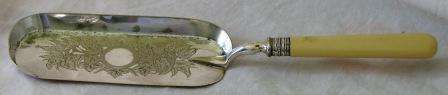 CRUMB PAN SILVERPLATED AND SILVER WITH BONE HANDLE DECORATED WITH LEAF PATTERN