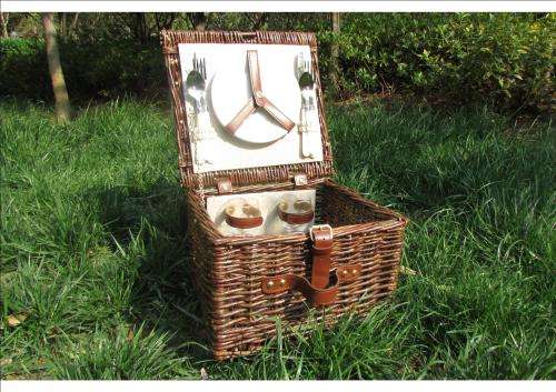 2 Person wicker picnic basket with crockery