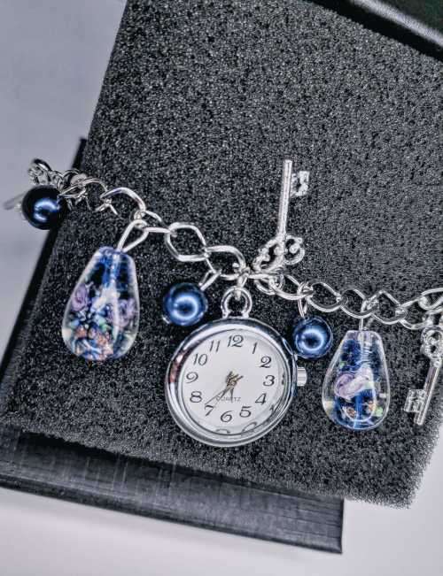 BEAUTIFUL CHARMED ANALOGUE BRACLET WATCH