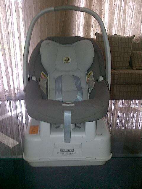 PEG PEREGO CAR SEAT (PLEASE READ SHIPPING INSTRUCTIONS)