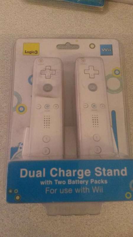 WII DUAL CHARGE STAND WITH 2 BATTERY PACKS