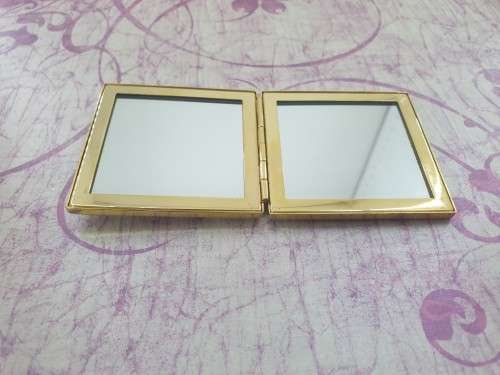 Bobbi Brown And Lulu Frost`s Retro-Glam  Compact