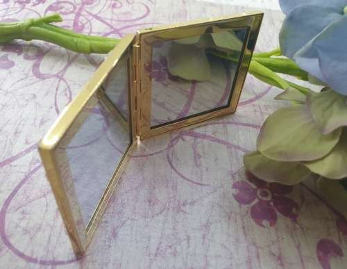 Bobbi Brown And Lulu Frost`s Retro-Glam  Compact