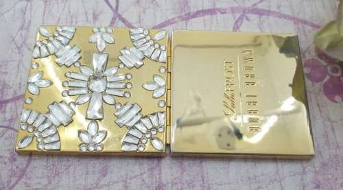 Bobbi Brown And Lulu Frost`s Retro-Glam  Compact