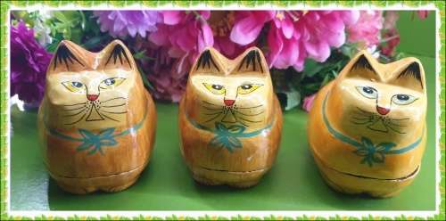 3 Papier-mâché Cats