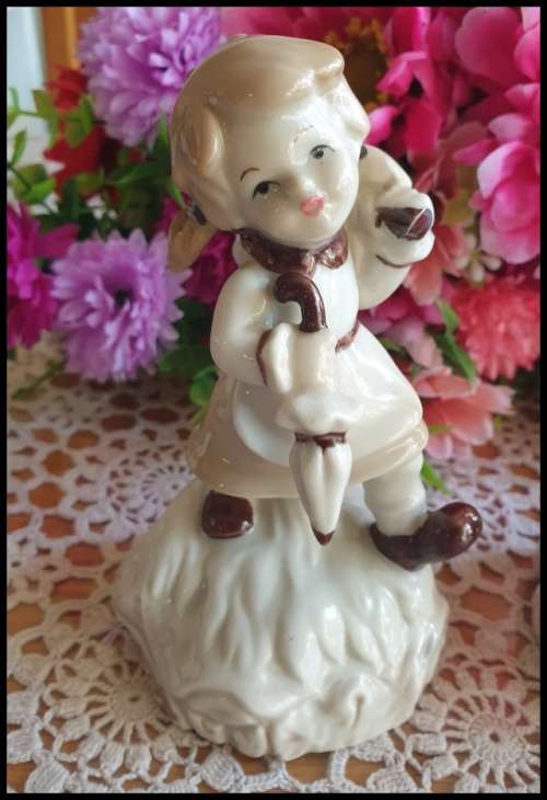 Gorgeous original `Tivoli` little porcelain figurines, fabulous on display