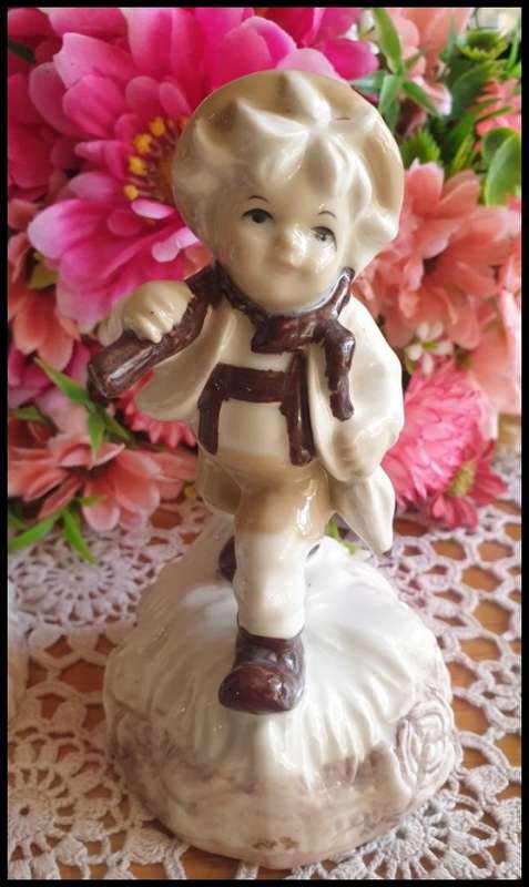 Gorgeous original `Tivoli` little porcelain figurines, fabulous on display