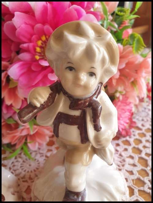 Gorgeous original `Tivoli` little porcelain figurines, fabulous on display
