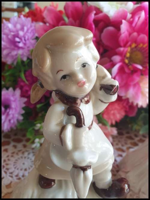 Gorgeous original `Tivoli` little porcelain figurines, fabulous on display
