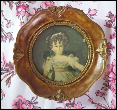 Vintage Round Photo Frames for Your Collection