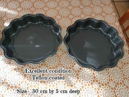 Set of two good quality Teflon coated cake trays