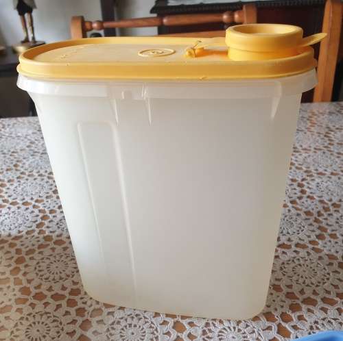 4 Tupperware Items