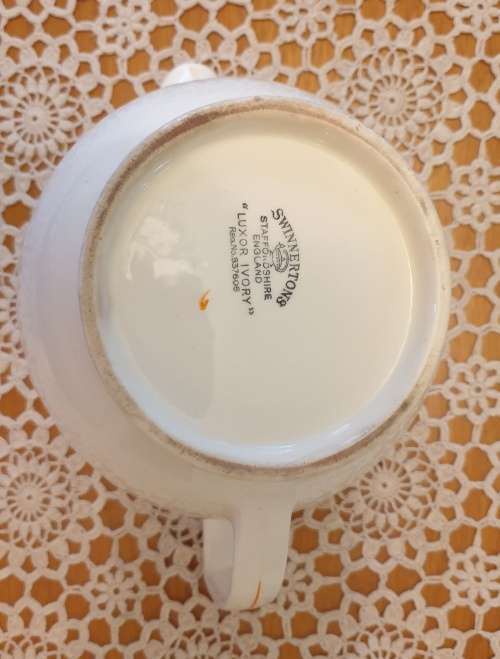 Large VINTAGE JUG FOR YOUR COLLECTION