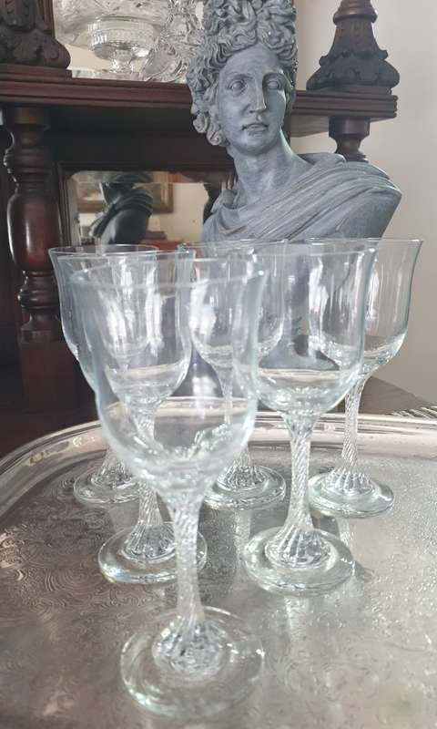 6 Beautiful Stemmed Wine Glasses (SET 1)