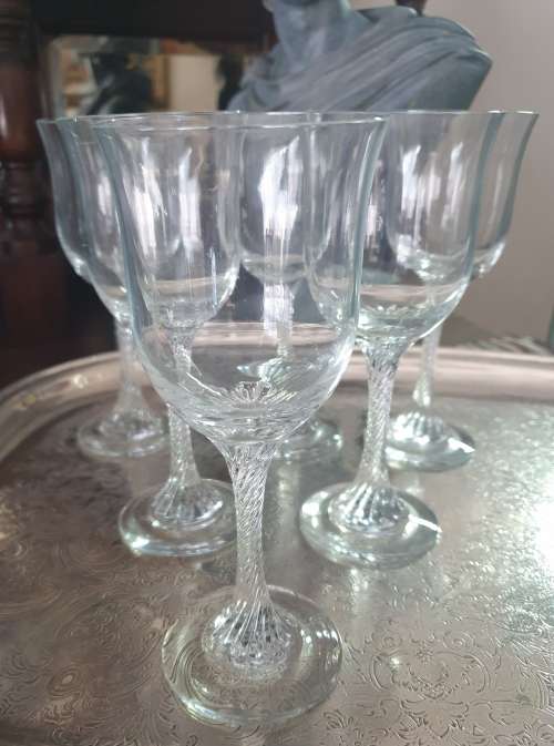 6 Beautiful Stemmed Wine Glasses (SET 1)