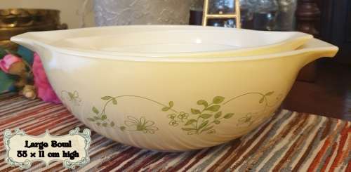 Vintage Pyrex made in the USA Nesting Bowls set of 3
