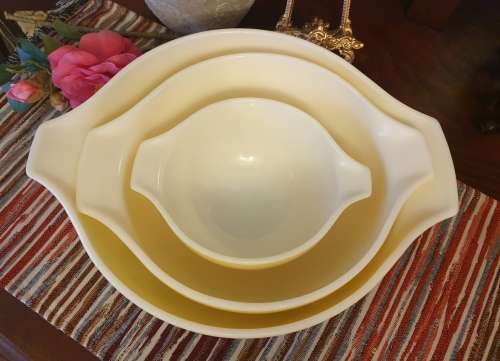 Vintage Pyrex made in the USA Nesting Bowls set of 3